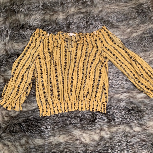 Yellow blouse! - Picture 2 of 3